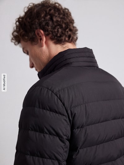 Männermodel trägt Regular Fit Steppjacke mit Stehkragen Modell 'MODENA FUSED' von Strellson, glatte Oberfläche, Nahaufnahme Schulter, Herren Steppjacke, KI-modifiziertes Bild.
