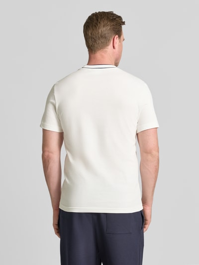 Männermodel trägt Regular Fit T-Shirt aus Baumwoll-Mix Modell 'CREATOR' von Lacoste in Weiß, glatter Stoff, Herren T-Shirt, Ganzkörperansicht Rückansicht.