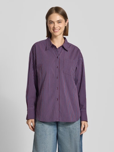 Kobiece model prezentuje bluzkę koszulową z bawełny, krój relaxed fit, model 'Jamie' od JJXX, długość tyłu 75 cm, listwa guzikowa, z długim rękawem, widok całej sylwetki z przodu.