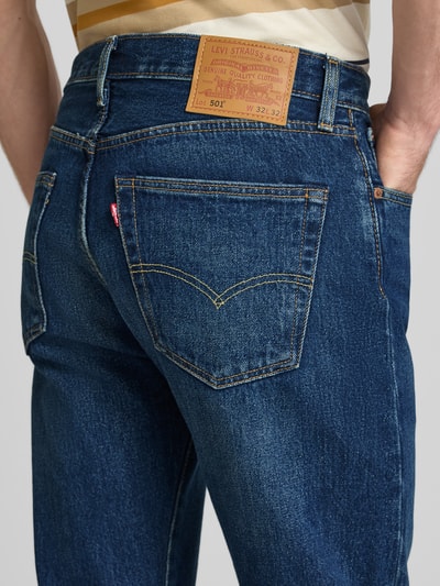 Männermodel trägt Wide & Loose Fit Jeans aus reiner Baumwolle Modell '501®' von Levi's®, blaue Denimstruktur, Nahaufnahme Rückansicht, Herren Wide & Loose Fit Jeans von Levi's®.