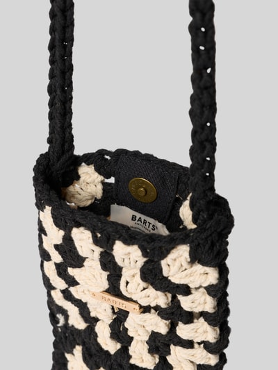 Produktfoto, Umhängetasche mit Label-Detail Modell 'Wanderes Phonebag' von Barts aus reiner Baumwolle in Schwarz und Natur, gehäkelte Textur, Magnetverschluss am Hauptfach.
