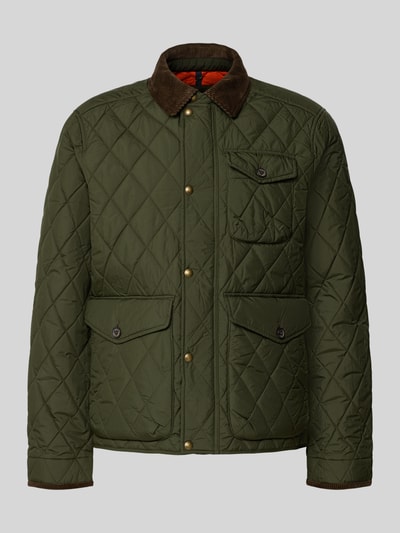 Produktfoto, Regular Fit Steppjacke mit Druckknopfleiste von Polo Ralph Lauren, jednokolorowy, wykładany kołnierz, długi rękaw, kieszenie z patką, kieszeń wewnętrzna, wyhaftowane logo, wykończenie materiału: steppowana tkanina, kolor ciemnozielony, detale brązowe, metalowe zatrzaski, geometryczny wzór, faktura miękka.