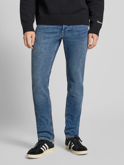 Männermodel trägt Slim Fit Jeans mit 5-Pocket-Design Modell 'GLENN' von Jack & Jones aus blauem Bio-Baumwoll-Mix, Ganzkörperansicht von vorne.
