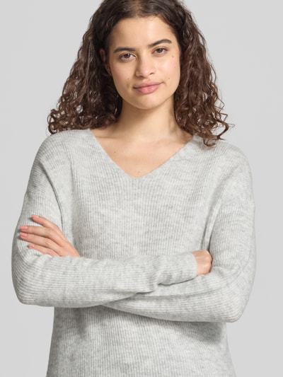 ONLY sweter krój regular fit z dekoltem w serek model 'CAMILLA' Jasnoszary melanż 3