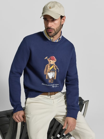 Männermodel trägt Regular Fit Sweatshirt aus Baumwoll-Mix von Polo Ralph Lauren in Optik: Unifarben mit Label-Motiv-Print, Langarm, Rundhals, Sweat, Nahaufnahme Oberkörper.
