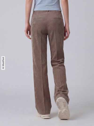 Frauenmodel trägt Regular Fit Cordhose mit angedeuteten Taschen Modell 'AMELIE' von CAMBIO in Beige mit feiner Rippenstruktur, Ganzkörperansicht Rückansicht, KI-modifiziertes Bild.