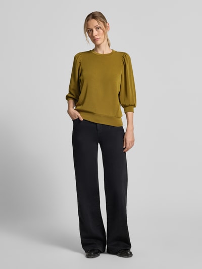Vrouwenmodel draagt olijfgroen loose fit sweatshirt van modalmix 'TENNY' van Selected, Dames sweatshirt, zwart wijde broek, effen kleuren, gladde textuur, geheellichaamsaanzicht van voren.