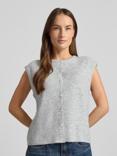 Frauenmodel trägt Loose Fit Strickweste mit Knopfleiste Modell 'Everest' von Neo Noir, grau, gerippte Textur, vorne, Nahaufnahme Oberkörper.