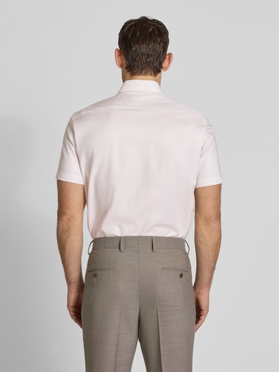 Mężczyzna model nosi Regular Fit Business-Hemd mit Kentkragen od Christian Berg Men, bawełna, jasnoróżowy, widok całej sylwetki od tyłu. Długość tyłu w rozmiarze 39/40: 81 cm, szerokość w rozmiarze 39/40: 49 cm, długość rękawa w rozmiarze 39/40: 24 cm.