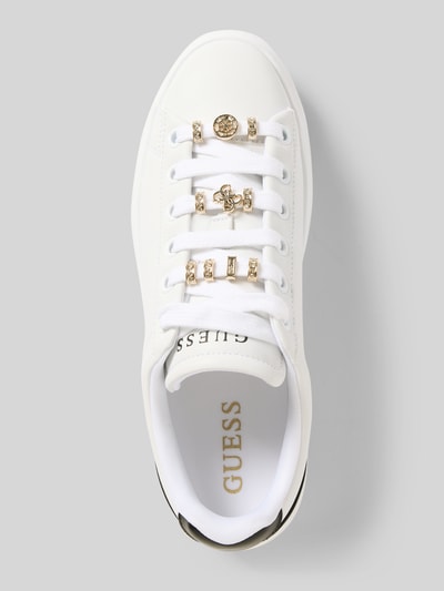 Produktfoto, Sneaker aus Leder-Mix Modell 'Fionia' von Guess in Weiß mit goldfarbenem Logo-Print, Zierbesatz, abgerundeter Passform, Schnürverschluss