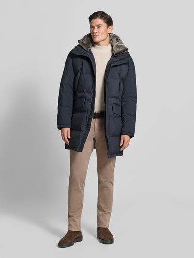 Männermodel trägt Regular Fit Steppmantel mit abnehmbaren Kapuze Modell 'Ambience' von Strellson in Dunkelblau, Ganzkörperansicht von vorne, Herren Steppmantel von Strellson