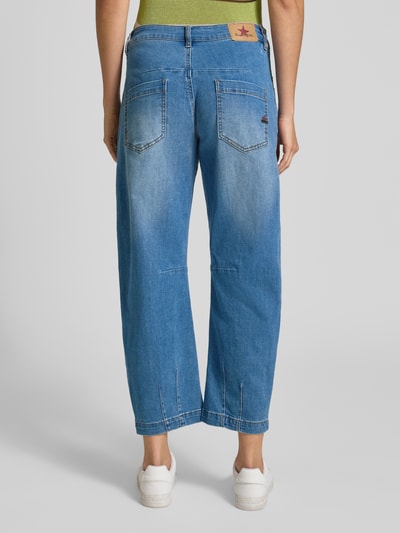 Frauenmodel trägt Barrel Jeans im 5-Pocket-Design von Buena Vista, blau, Baumwollmix mit Viskose-Anteil, Ganzkörperansicht Rückansicht.