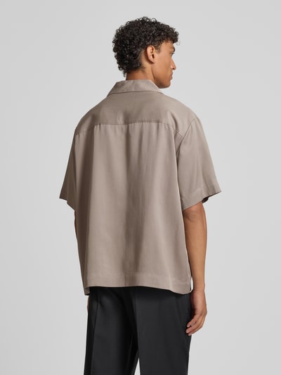 Männermodel trägt Relaxed Fit Freizeithemd aus reinem Lyocell Modell 'ESPINO' von HUGO in Optik: Unifarben, Rückenpasse, Kurzarm, Materialverarbeitung: Twill, Ganzkörperansicht Rückansicht.
