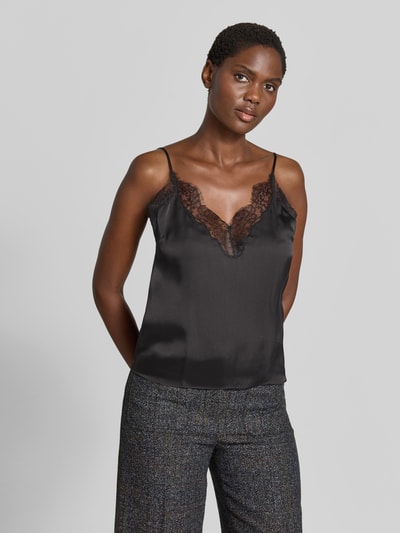 Vrouwenmodel draagt Top uit zijde met kant van Anine Bing, effen glanzende look, kantpatroon, flatteus model, v-hals, spaghettibandjes, met kant, inzetten, satijn, materiaal: 52% zijde, 48% viscose, effen zwart, gladde textuur, bovenlichaam close-up voorkant.