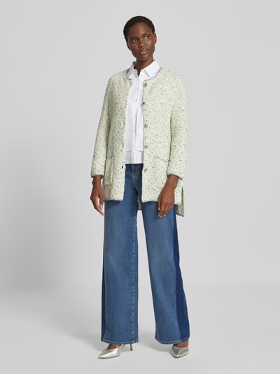 Vrouwenmodel draagt Wide Leg Jeans met Steekzakken van Marc Cain, met katoen en lyocell, blue denim, wide leg fit, knoop- en ritssluiting, Bandwijdte maat 36: 38 cm, Binnenbeenlengte maat 36: 86 cm, Ganzebodyvooraanzicht.