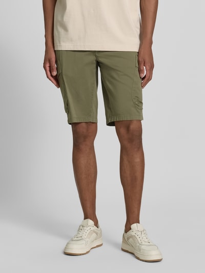 Männermodel trägt Regular Fit Cargoshorts aus Baumwoll-Mix Modell 'Bastia' von Brax, Optik: Unifarben, Nahaufnahme Unterkörper.