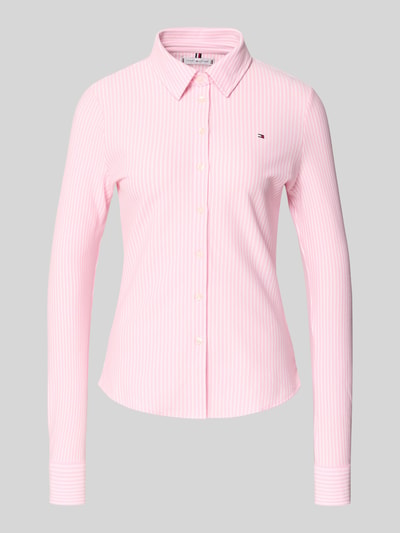 Produktfoto, Slim Fit Hemdbluse aus Baumwoll-Mix van Tommy Hilfiger, roze-wit gestreept all-over motief, gestikt logo, knoopsluiting, katoenmix.