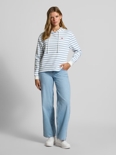 Vrouwenmodel draagt lichtblauwe Loose Fit Jeans uit pure katoen model 'BRENDA' van ONLY, dames wide & loose fit jeans, volledige vooraanzicht.