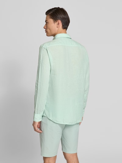 Männermodel trägt Regular Fit Freizeithemd aus reinem Leinen Modell 'RELEGANT' von BOSS Orange in Mintgrün, Rückenansicht Ganzkörperansicht.