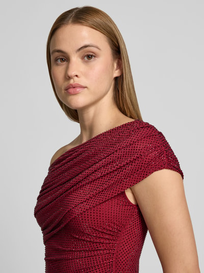 Frauenmodel trägt Maxikleid mit Allover-Ziersteinbesatz von Self-Portrait, Elastischer-Material-Mix, Slim-Fit, Off-Shoulder-Design, Nahaufnahme Oberkörper.
