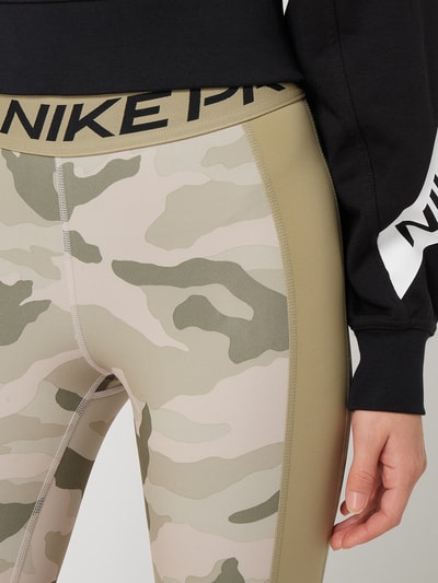 NIKE TRAINING Legginsy sportowe ze wzorem moro  Piaskowy 3