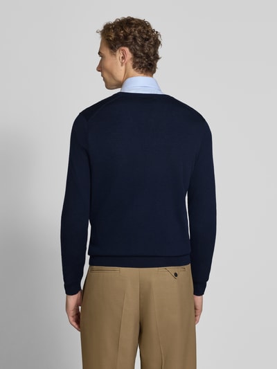 Männermodel trägt Regular Fit Pullover aus reiner Wolle von Polo Ralph Lauren in Dunkelblau vor hellem Hintergrund, Ganzkörperansicht Rückansicht.
