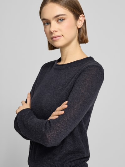 Frauenmodel trägt Rundhals Pullover mit Tunnelzug von Review in Dunkelblau, lockerer Schnitt, gerippte Abschlüsse, Nahaufnahme Oberkörper.