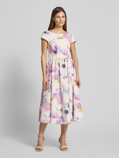 Modelka nosi Midikleid mit floralem Allover-Print Modell 'Bridgerton' od GUIDO MARIA KRETSCHMER WOMAN, czysta bawełna, krój regular fit, krótki rękaw, dopasowana talia, długość tyłu w rozmiarze 36: 108 cm, szerokość w rozmiarze 36: 35 cm, pastelowe kolory, całkowity widok z przodu.