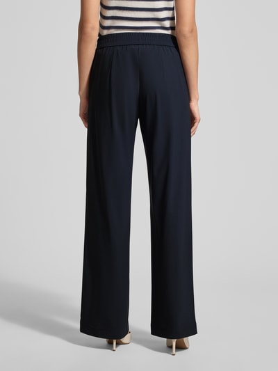 Modelka nosi Hose mit elastischem Bund Modell 'COSMEA' od Raffaello Rossi, materiał z domieszką stretchu, szeroka nogawka, szwy podłużne, szerokość w rozmiarze 36: 40 cm, długość nogawki od wewnątrz w rozmiarze 36: 82 cm, widok całej sylwetki od tyłu