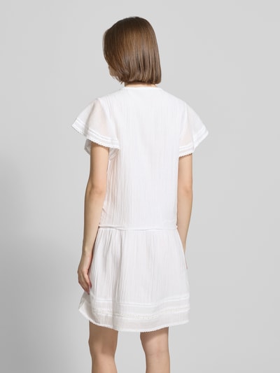 Frauenmodel trägt Mini-Freizeitkleid aus Baumwoll-Viskose-Mix Modell 'DESTIN' von Pepe Jeans, Optik: Unifarben, Schmetterlingsärmel, Lochstrick-Einsätze, Mini-Länge, Ganzkörperansicht Rückansicht.