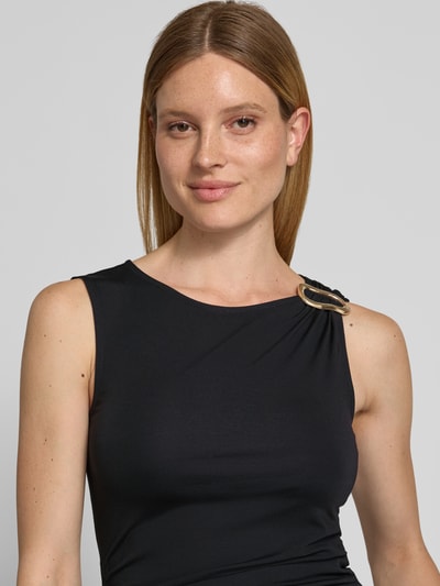 Vrouwenmodel draagt Trägertop aus Viskose-Mix mit Drapierungen van Jake*s Collection, zwarte viscosemix met stretch, slim fit, ronde hals, detailopname bovenlichaam. Ruglengte maat 38: 60 cm.
