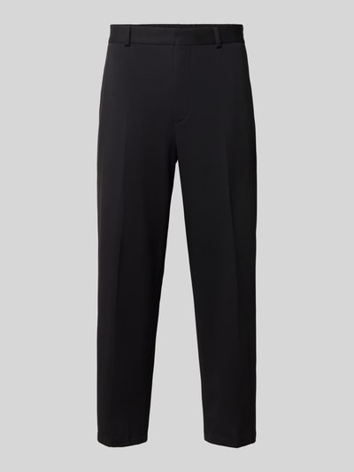 Produktfoto, schwarze Straight Fit Stoffhose mit Viskose-Anteil Modell 'Glen' von Zuitable, elastischer Material-Mix, Bundfalten, Eingriff- und Gesäßtaschen, Haken-, Knopf- und Reißverschluss, Innenbeinlänge 71 cm, Bundweite 45 cm, glatte Struktur auf grauem Hintergrund.