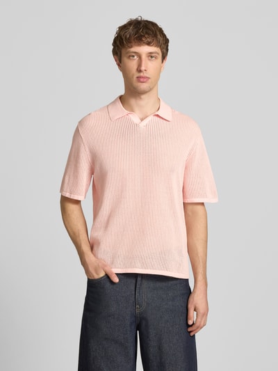 Mannenmodel draagt Regular Fit Strick-Poloshirt Modell 'CASSIS' van Jack & Jones, pure katoen, V-hals, lichtroze, voorkant, bovenlichaam close-up