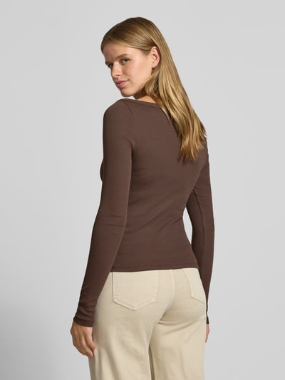 Frauenmodel trägt Slim Fit Shirt aus Baumwoll-Mix Modell 'MAYA' von NOISY MAY® in Braun, Ripp-Optik, U-Boot-Ausschnitt, Langarm, Ganzkörperansicht Rückansicht.