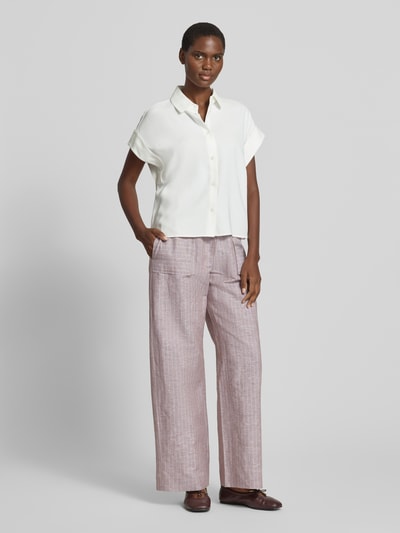 Modelka kobieca nosi Wide Leg Pants aus Leinen-Mix mit Eingrifftaschen od MM by Max Mara, luźny krój, model 'FAUNA', elastyczny pas ze sznurkiem, kieszenie boczne, len z bawełną, szerokość w rozmiarze 36: 37 cm, długość nogawki wewnętrznej w rozmiarze 36: 80 cm, pastelowy róż, tekstura lnu, widok całej sylwetki z przodu.