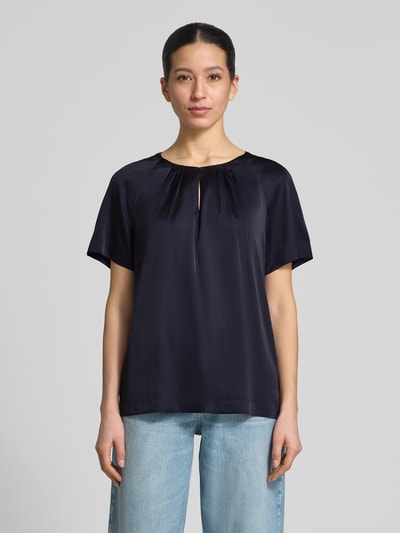 Frauenmodel trägt Blusenshirt mit Schlüsselloch-Ausschnitt von Comma, Damen, Material-Mix mit Stretch-Anteil, Regular-Fit, 1/2-Arm, Ganzkörperansicht von vorne.