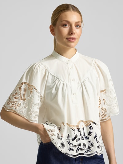 Frauenmodel trägt Regular Fit Bluse mit Spitze Modell 'LINDA' von SUNCOO PARIS, reine Baumwolle, weiß, Stehkragen, Nahaufnahme Oberkörper.