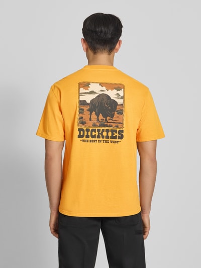 Męski t-shirt z bawełny model 'DARRTOWN' od Dickies, logo, krój relaxed fit, okrągły dekolt, długość tyłu 72 cm, Ganzkörperansicht Rückansicht.