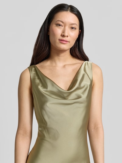 Frauenmodel trägt Abendkleid mit Wasserfall-Ausschnitt und breiten Trägern von Mascara aus Satin in körpernahem Schnitt, Nahaufnahme Oberkörper.
