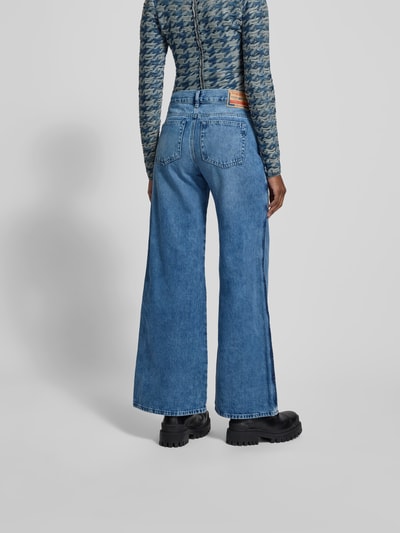 Frauenmodel trägt Wide Fit Jeans mit 5-Pocket-Design von Diesel aus Reine Baumwolle, Lockerer-Schnitt, Label-Detail, Ganzkörperansicht Rückansicht.