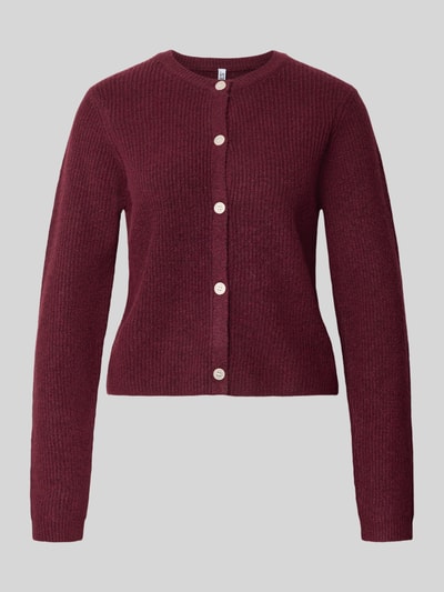 Produktfoto, bordeauxrote Strickjacke mit Woll-Anteil Modell 'SILLY' von PIECES, gerade Passform, grobe Rippstruktur, silberne Knöpfe.