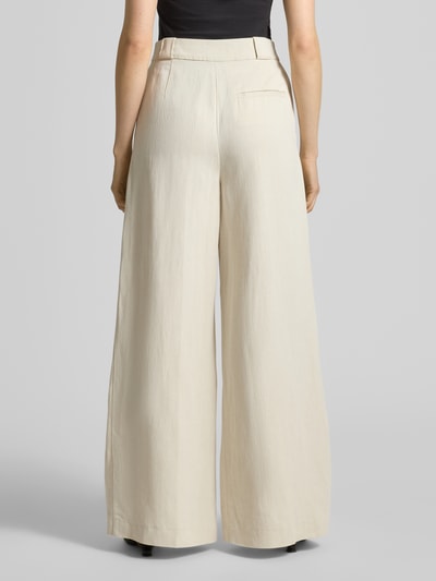 Frauenmodel trägt Loose Fit Weite Hose aus Viskose-Leinen-Mix von Marc O'Polo, Optik: Unifarben, Passform: Loose-Fit, High-Waist, Bundfalten, Gürtelschlaufen, Verschluss: Schiebehaken und verdeckter Reißverschluss, Eingrifftaschen, Gesäßtasche, Materialverarbeitung: Webware, Material: Viskose-Leinen-Mix, helle Farbe, glatte Textur, Ganzkörperansicht Rückansicht.