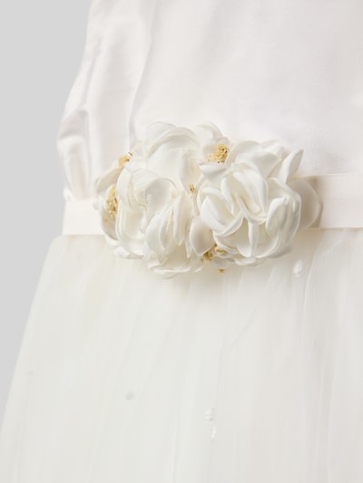 Mädchen trägt Maxikleid mit Rundhalsausschnitt von Une Hautre Couture, Baumwoll-Mix, Zierbesatz, Schleifen-Detail, Detailaufnahme.