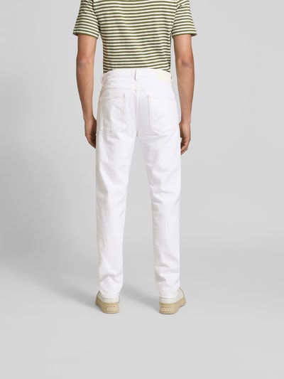 Männermodel trägt Straight Fit Jeans mit Stretch-Anteil von Closed, weiß, 5-Pocket-Design, Kontrastnähte, Ganzkörperansicht Rückansicht.