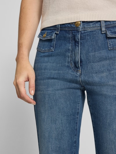 Frauenmodel trägt Jeans im Used-Look mit Fransen von LUISA CERANO aus Baumwoll-Elasthan-Mix, Straight Fit, Nahaufnahme Oberkörper.