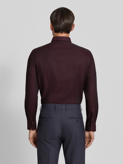 Männermodel trägt Modern Fit Businesshemd aus reiner Baumwolle von OLYMP in Dunkelrot, glatte Oberfläche, Ganzkörperansicht Rückansicht, Herren Businesshemd von OLYMP