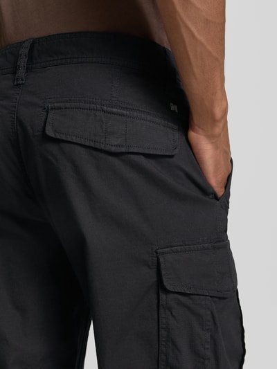 Männermodel trägt Relaxed Fit Cargoshorts aus Baumwoll-Mix von s.Oliver BLACK LABEL, Optik: Unifarben, Detailaufnahme Rückansicht.