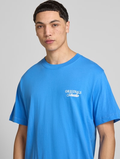 Männermodel trägt Herren T-Shirt mit Statement-Print Modell 'NORREBRO' von Jack & Jones, Reine Baumwolle, Rundhalsausschnitt, Gerader-Schnitt, Nahaufnahme Oberkörper.