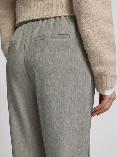 Vrouwenmodel draagt Straight fit stofhose met achterzakken model 'Caia' van FREE/QUENT, elastische materiaalmix, verkorte pasvorm, knoop- en ritssluiting, detailopname rugaanzicht.