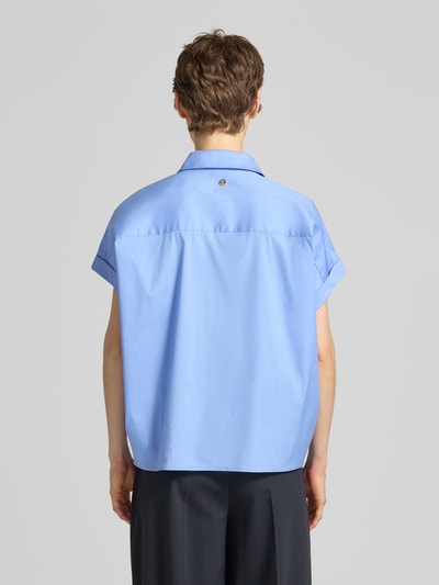 Frauenmodel trägt Regular Fit Bluse mit V-Ausschnitt Modell 'Basilia' von JOOP! in Hellblau, Baumwoll-Mix, Rückenansicht Ganzkörperansicht.